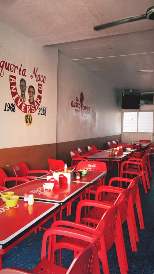 Interior icónico de Taquería Maco con su mural de 50 aniversario